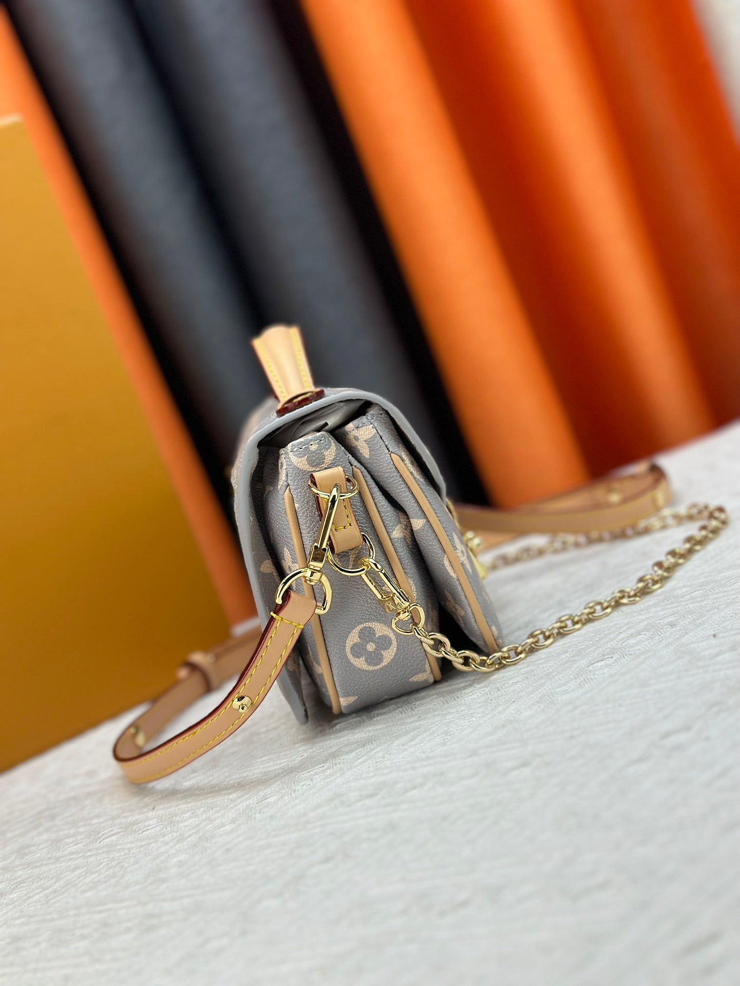 LOUIS VUITTON Pochette Métis East West Monogram