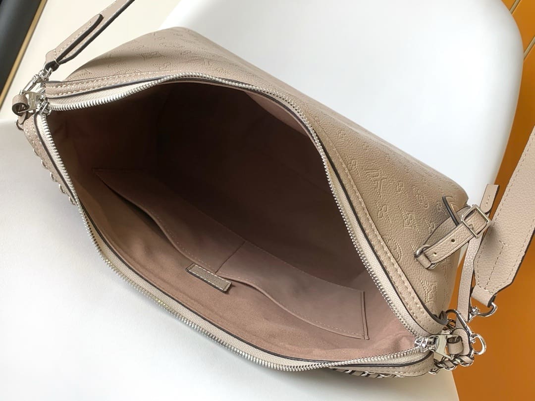 Louis Vuitton M24133 Medium HAND IT ALL