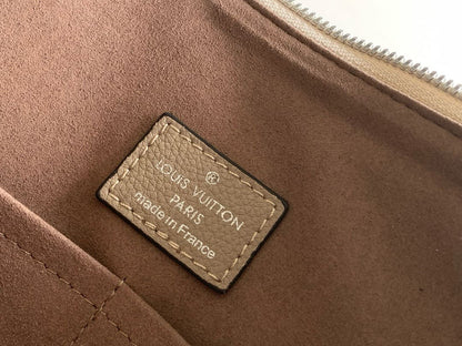 Louis Vuitton M24133 Medium HAND IT ALL