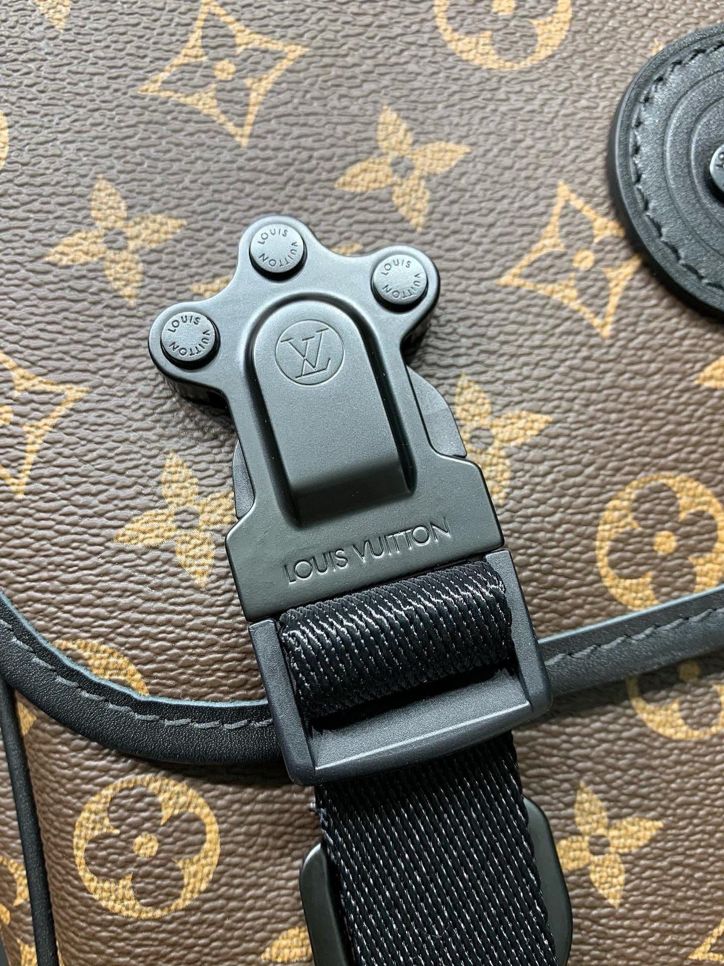Louis Vuitton M46972 LV Trail Messenger