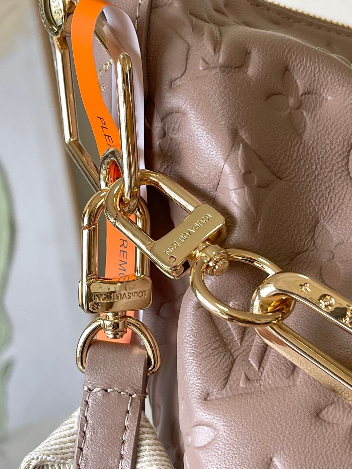 Louis Vuitton M12071 Coussin Hobo MM