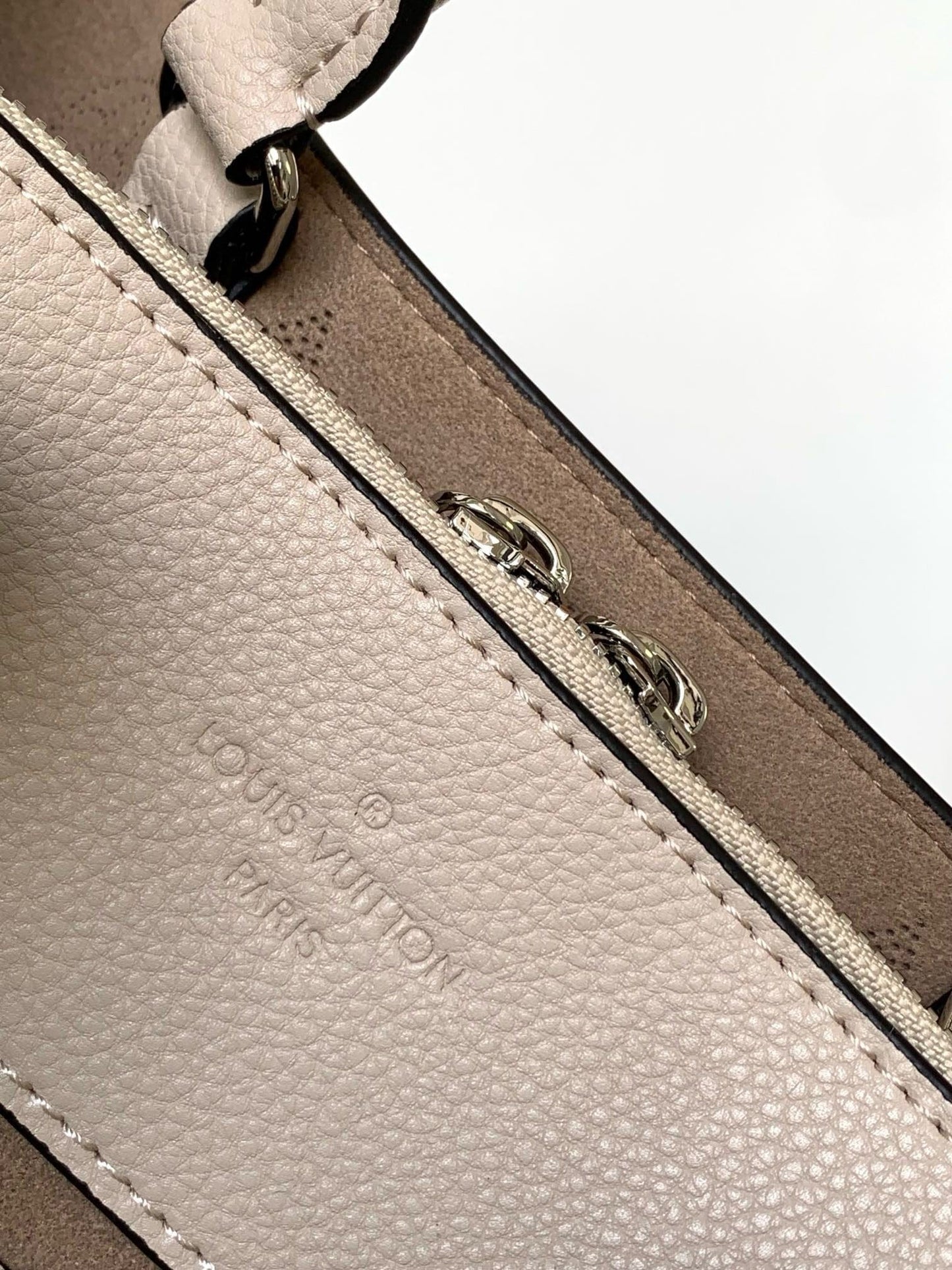 Louis Vuitton M59201 Bella Tote