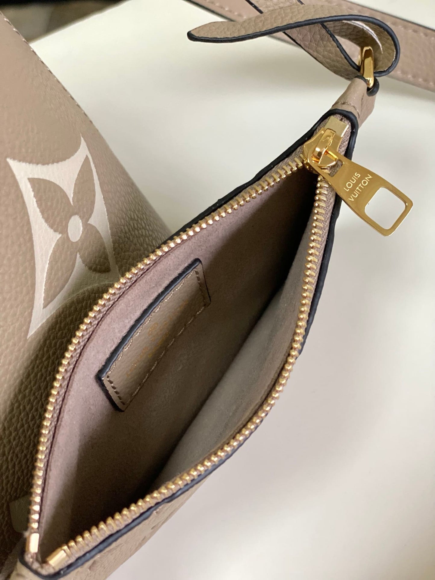 Louis Vuitton M25453 LV Bundle