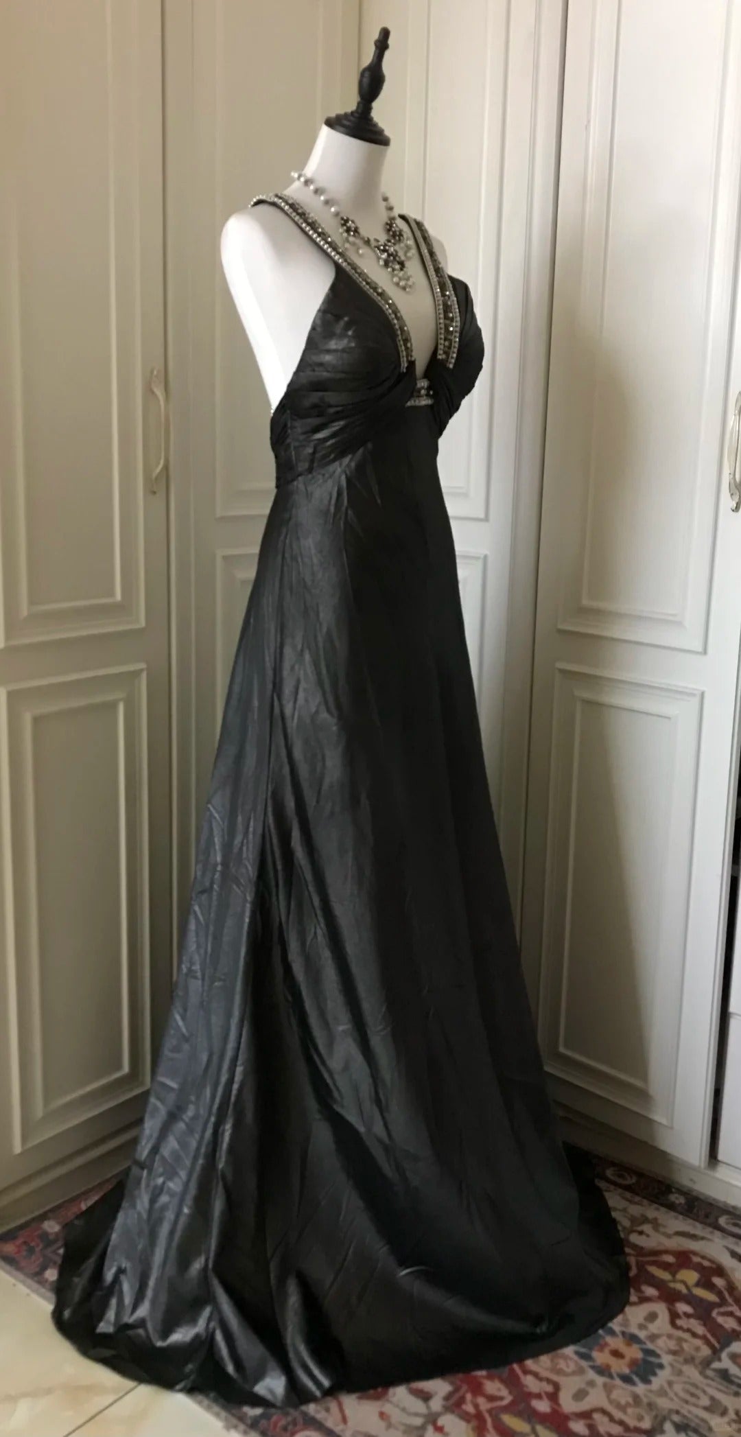 ___Black beaded mysterious and noble black swan vintag Downton Abbey deep V long satin ball gown evening dress gh4390