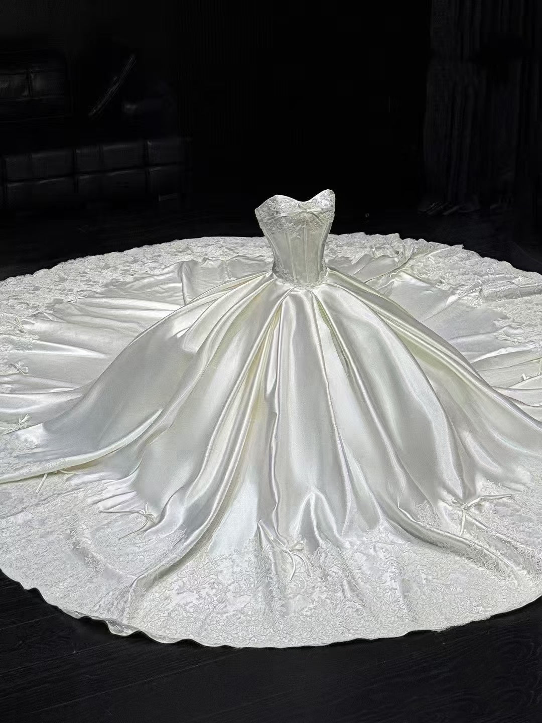 Classy Elegant Wedding Dress Ball Gown Strapless Satin Lace Long Wedding Dresses Bridal Gowns DH748