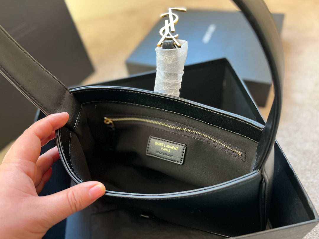 Saint Laurent Women Le 5 À 7  Hobo Bag