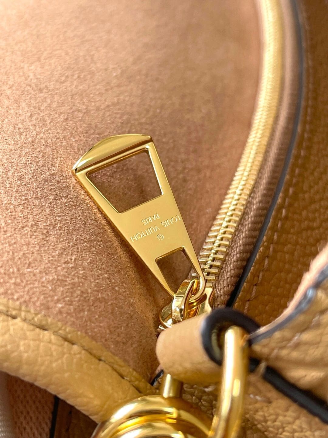 Louis Vuitton M11817 Diane