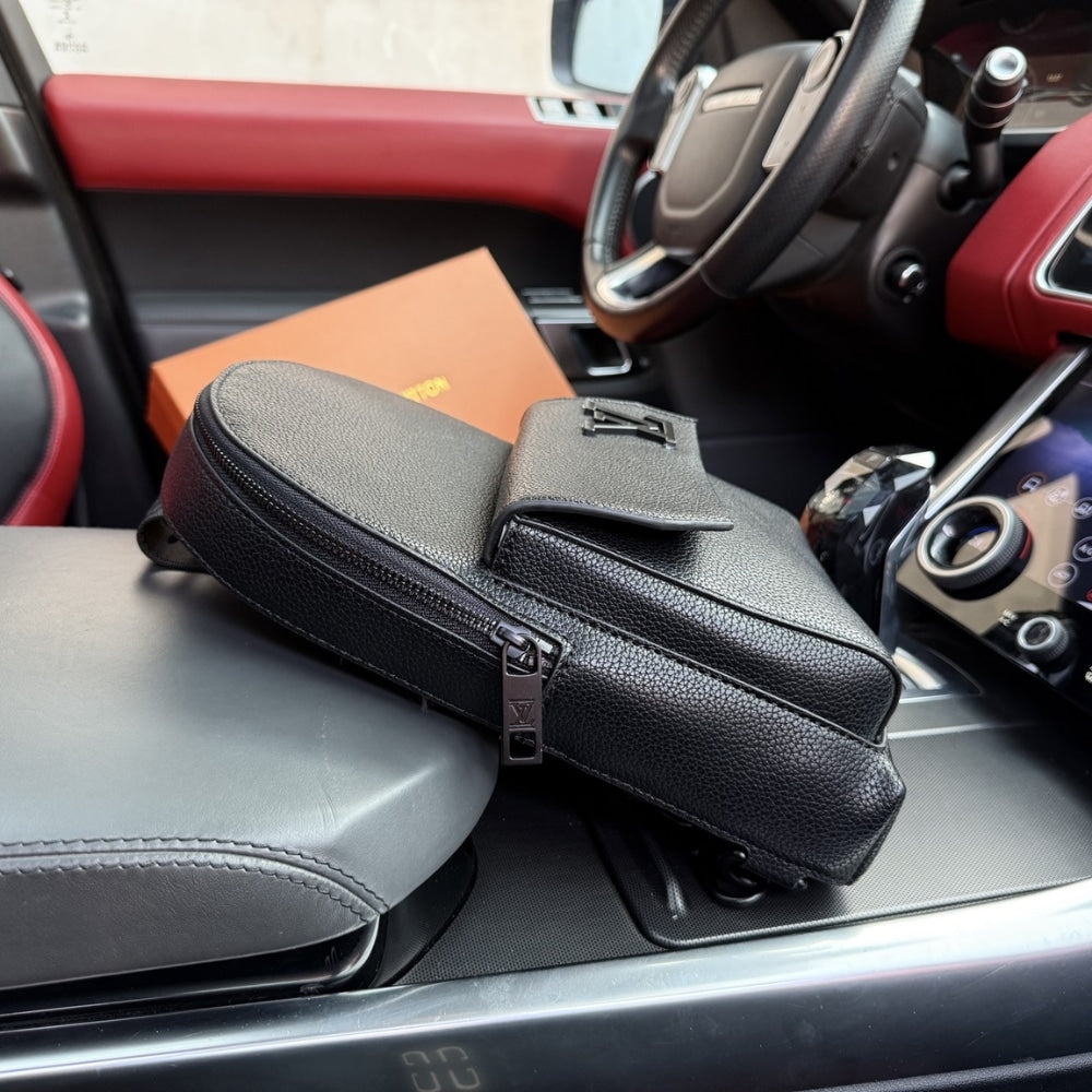 LOUIS VUITTON PILOT SLINGBAG BLACK 20CM M23736