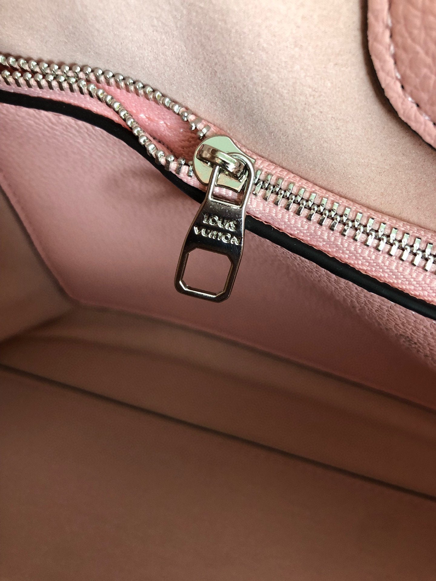 Louis Vuitton Carmel Hobo Bag ‘Mouse Grey’