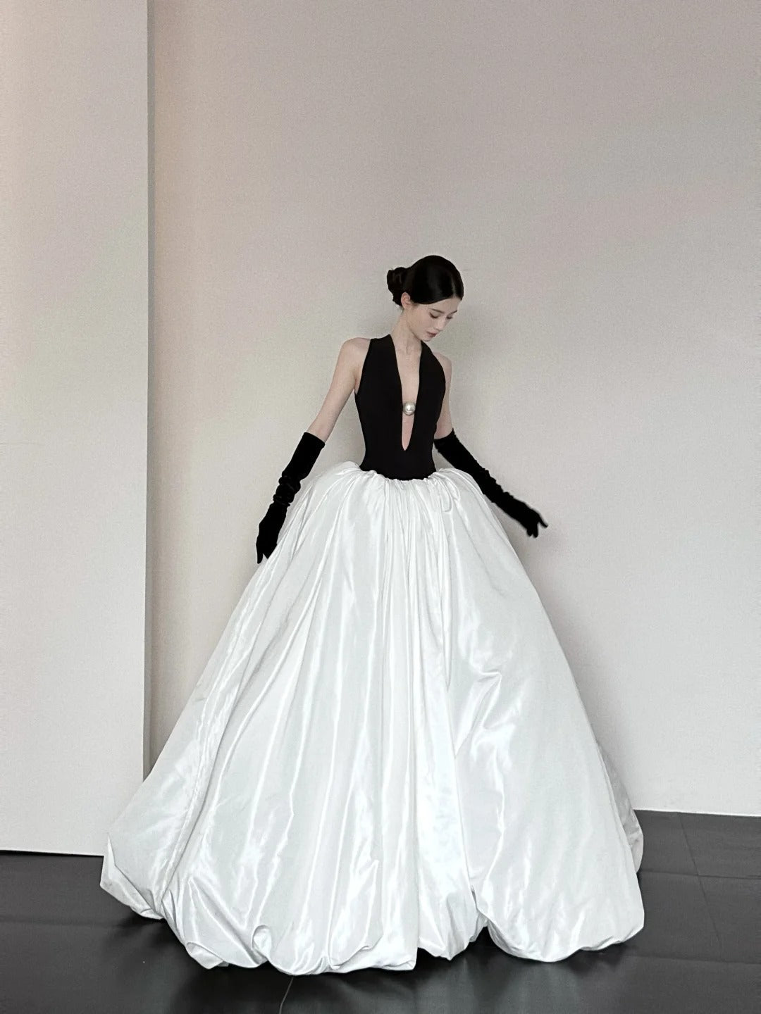 Black and white fashionable and elegant V-neck long satin A-line floor-length ball gown evening dress prom dress gh3732