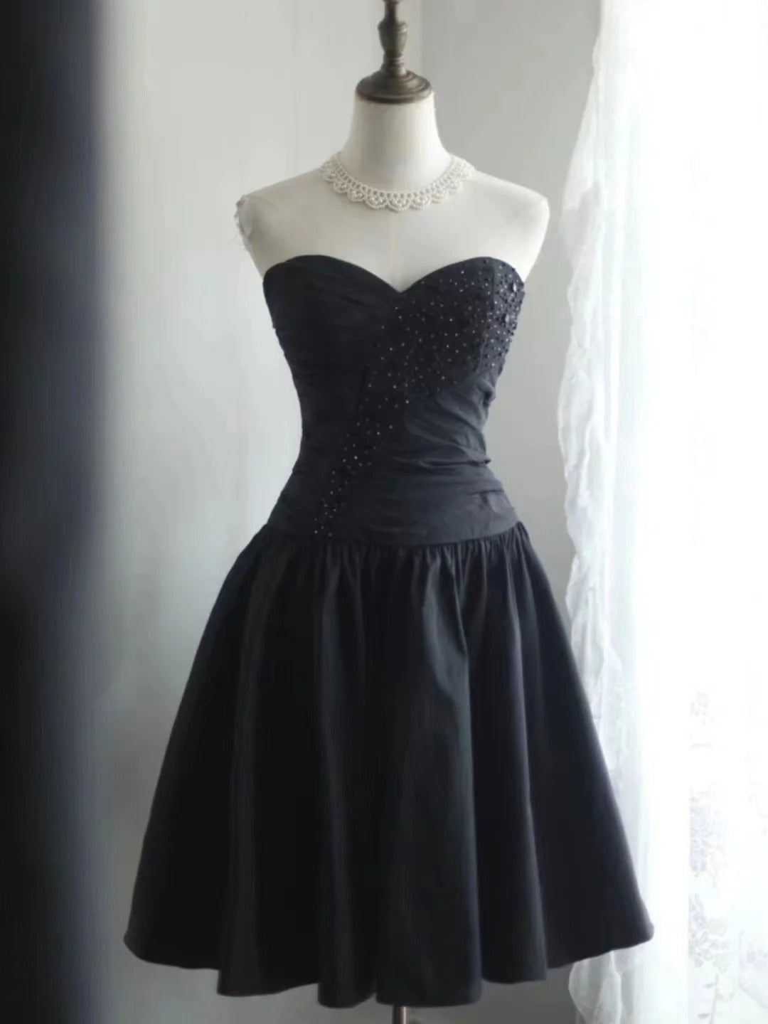 Vintage Little Black Dress Taffeta Short Homecoming Dress Satin Sweetheart Neckline Irregular Pleated Design Hand-beaded gh4375