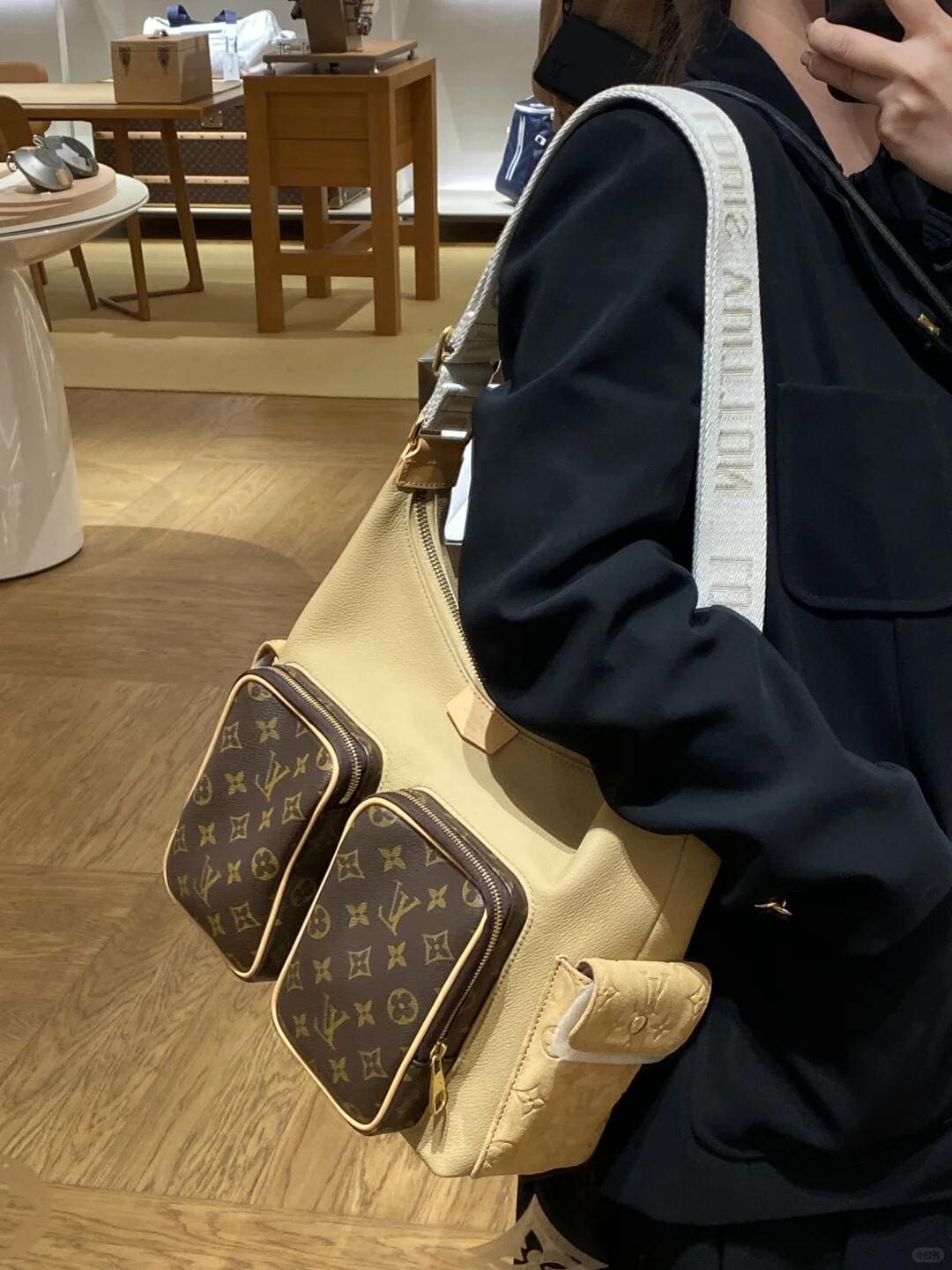 Louis Vuitton M12697 Hobo Cargo