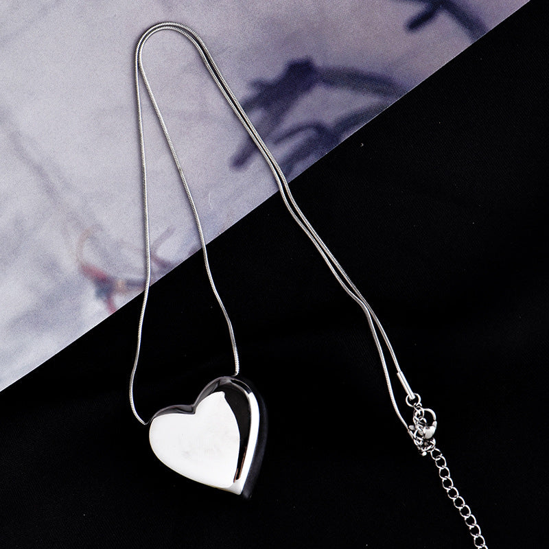 Fashion three-dimensional love clavicle chain