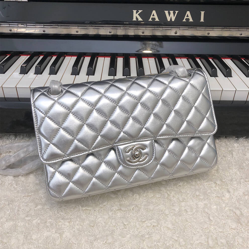 CHANEL Classic Flap Medium