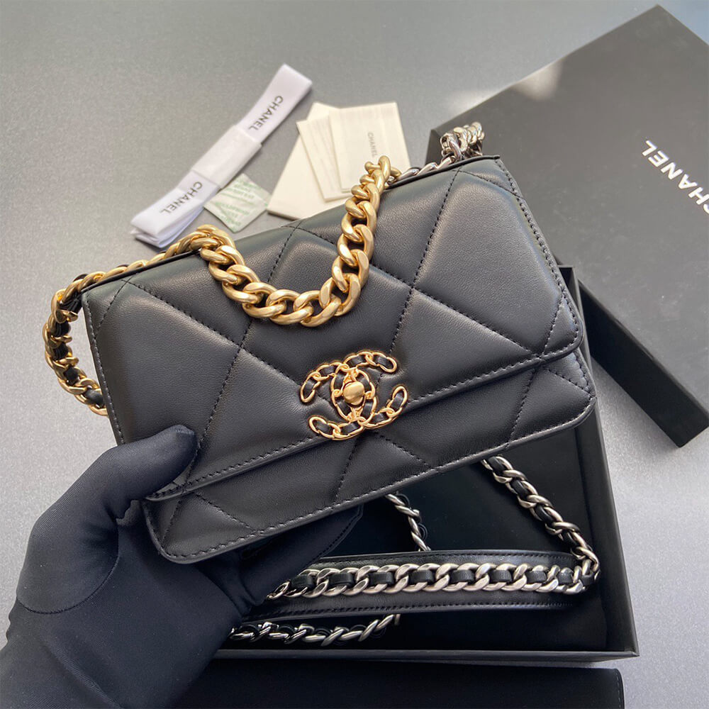 CHANEL 19 Wallet on Chain