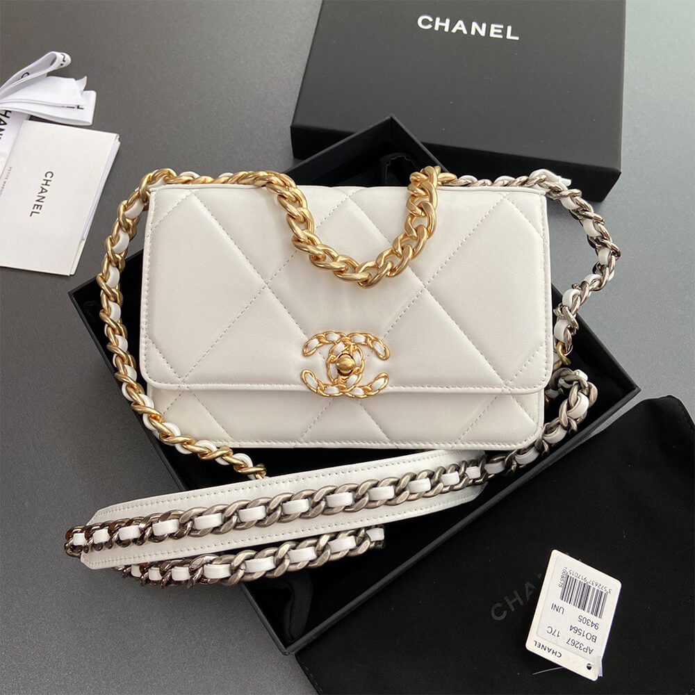 CHANEL 19 Wallet on Chain
