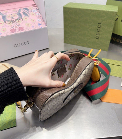 GUCCI NEO VINTAGE GG SUPREME MESSENGER BAG