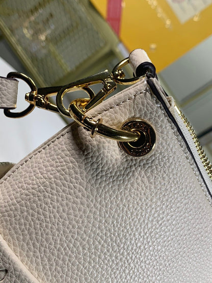 Louis Vuitton Maida Hobo