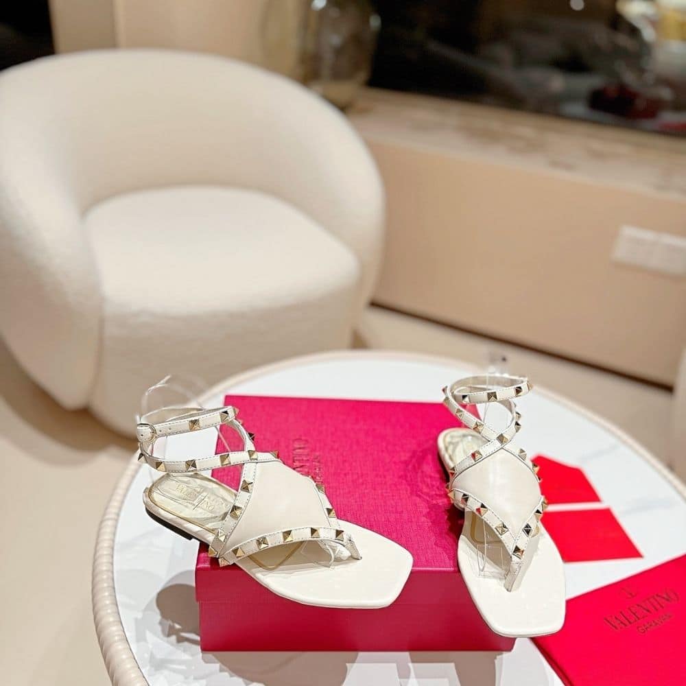 VALENTINO GARAVANI ROCKSTUD THONG SANDALS LIGHT IVORY