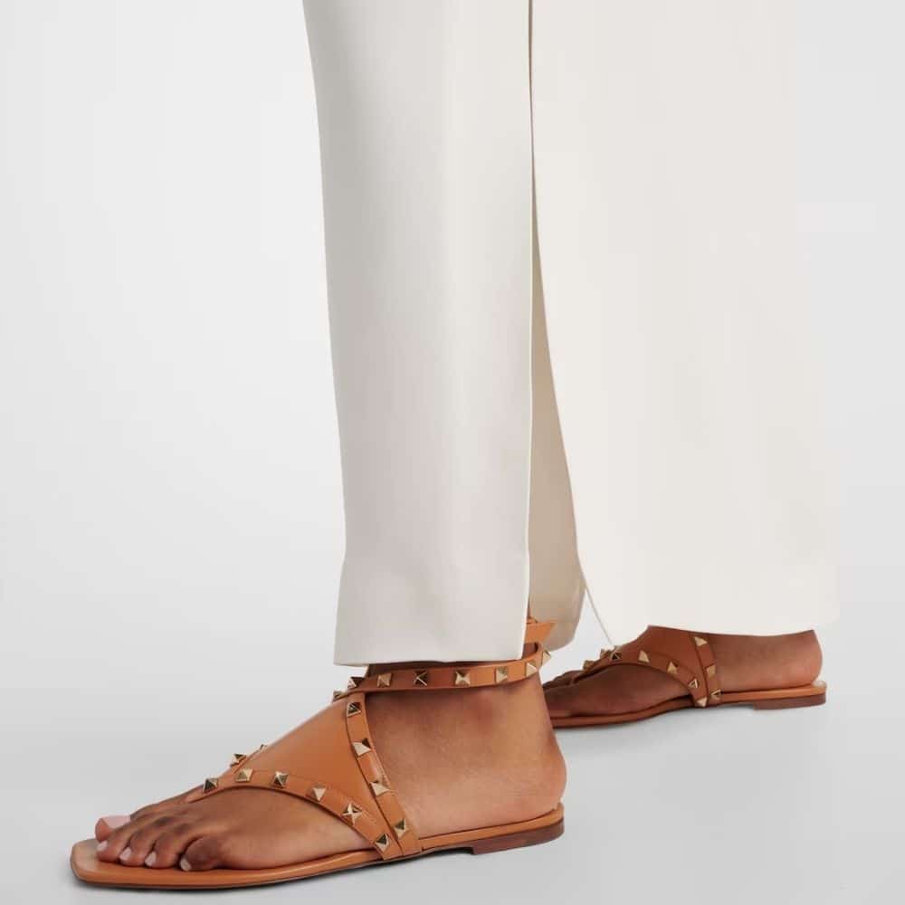 VALENTINO GARAVANI ROCKSTUD THONG SANDALS BROWN