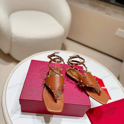 VALENTINO GARAVANI ROCKSTUD THONG SANDALS BROWN