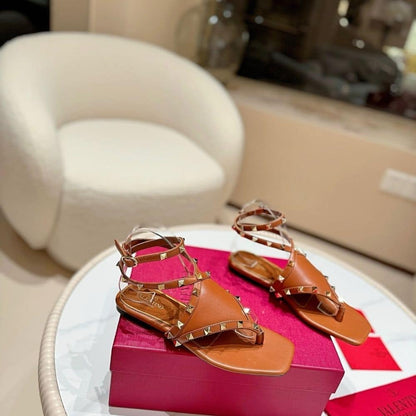 VALENTINO GARAVANI ROCKSTUD THONG SANDALS BROWN