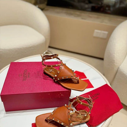 VALENTINO GARAVANI ROCKSTUD THONG SANDALS BROWN