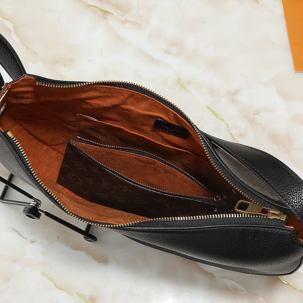 LV LOW KEY COOKIE MM BLACK 32CM M14417