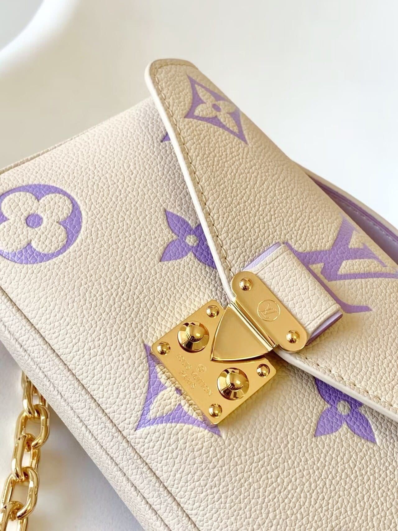 Louis Vuitton M23940 Pochette Métis East West