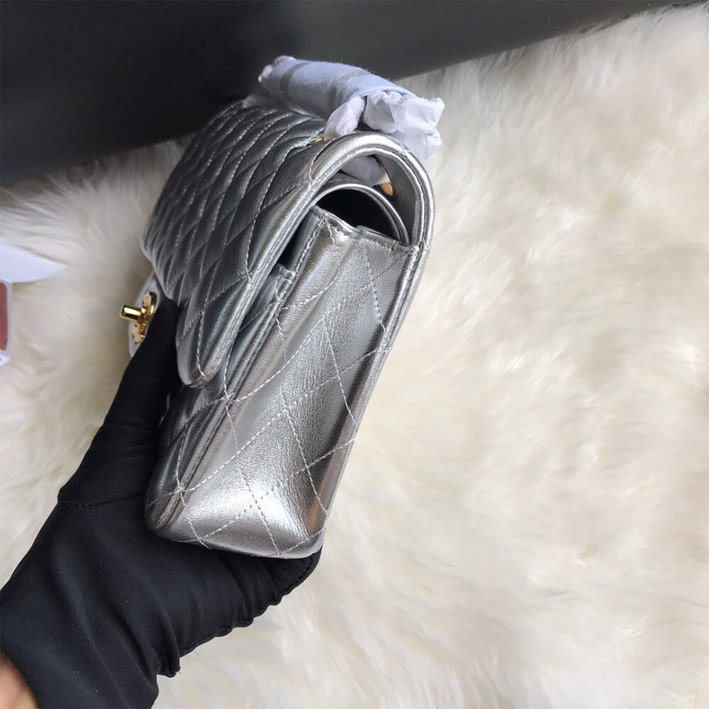 CHANEL Classic Flap Medium