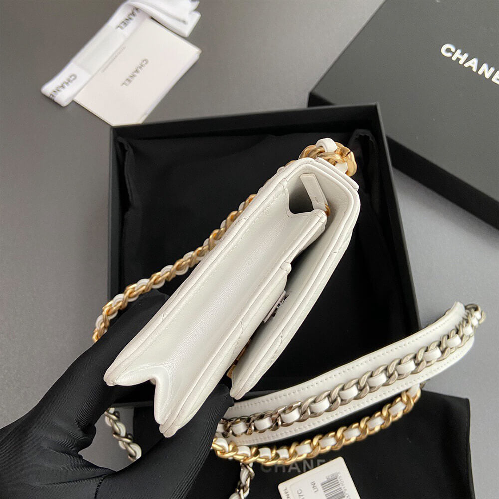 CHANEL 19 Wallet on Chain