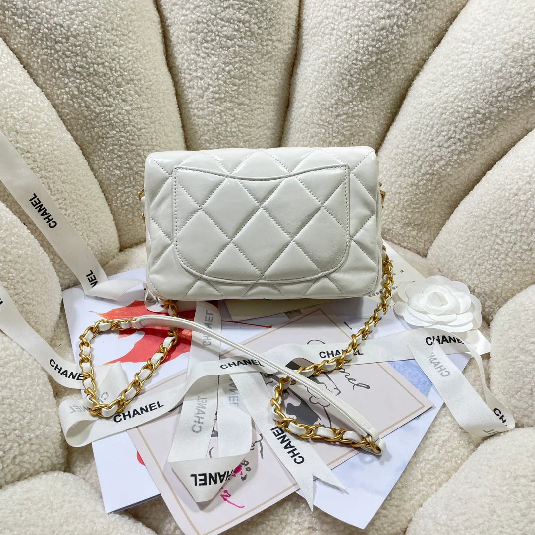 Chanel Small Flap Bag White Lambskin size 21 x 14 x 7 cm