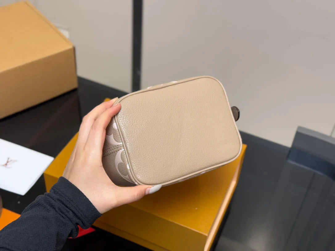 Louis Vuitton LV Bucket Bag Tote