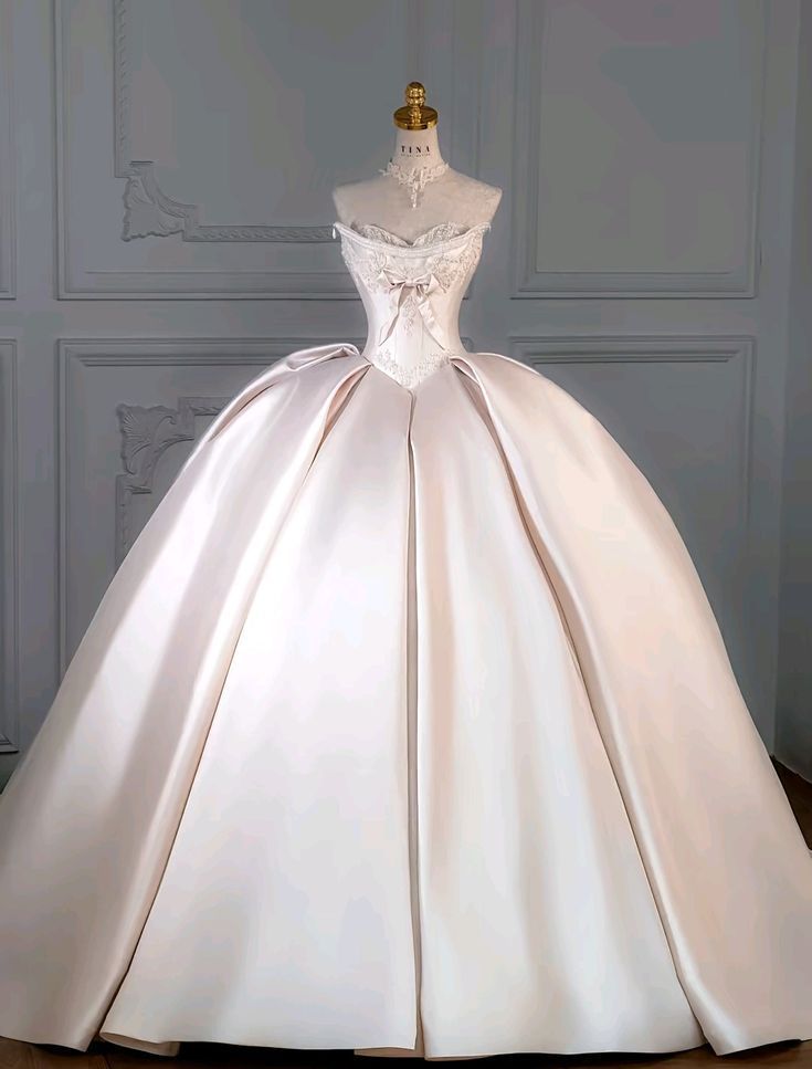 Princess Ball Gown Strapless Lace Appliques Satin Prom Dress 18th Birthday Dress Wedding Dress SH3897