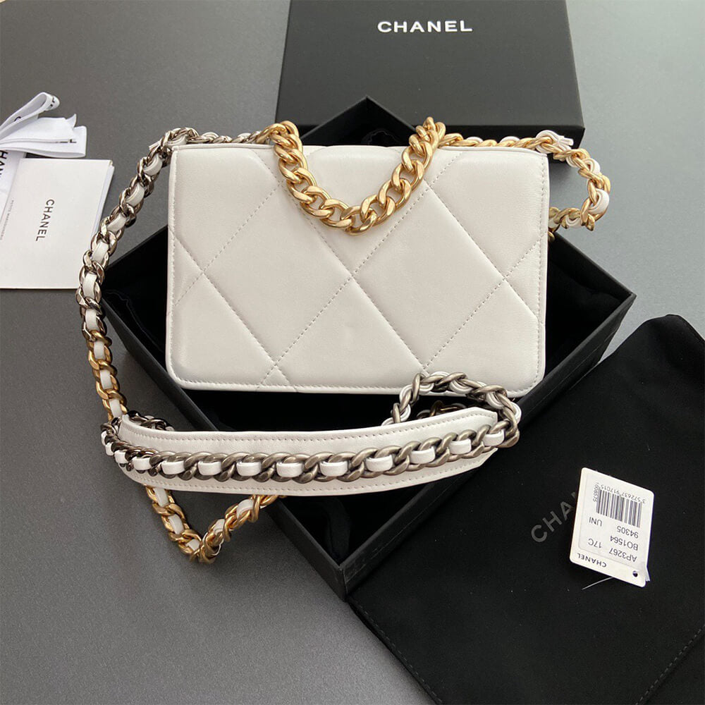 CHANEL 19 Wallet on Chain