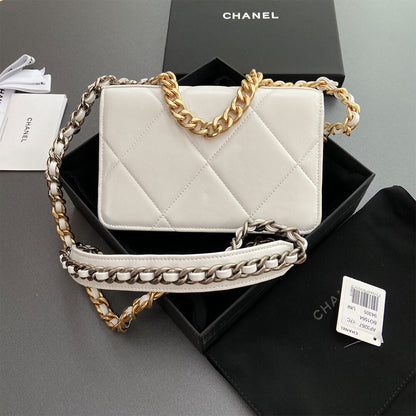 CHANEL 19 Wallet on Chain