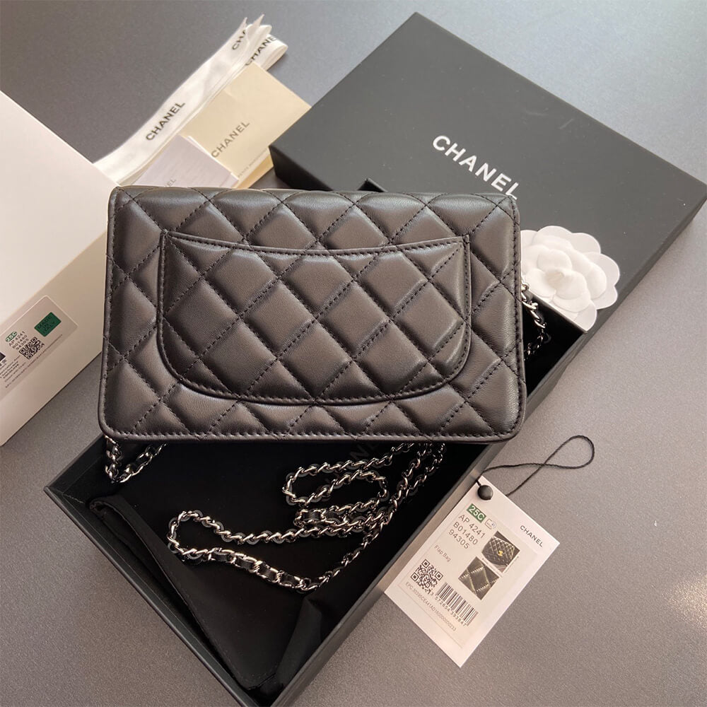 CHANEL Classic Wallet On Chain