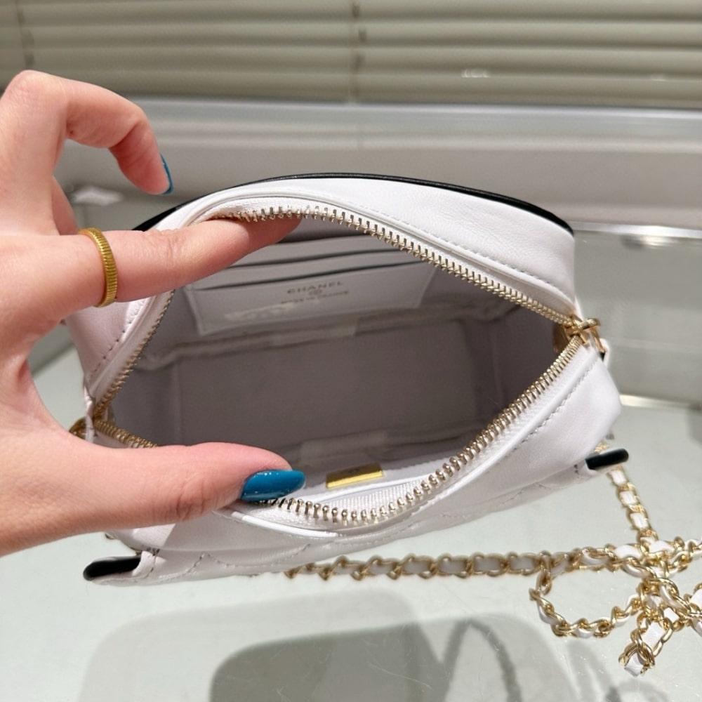 CHANEL CLUTCH WITH CHAIN WHITE AND BLACK 18CM AP4512 B19460 NAFJQ