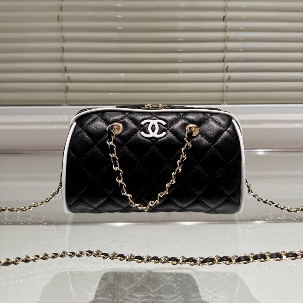 CHANEL CLUTCH WITH CHAIN BLACK AND WHITE 18CM