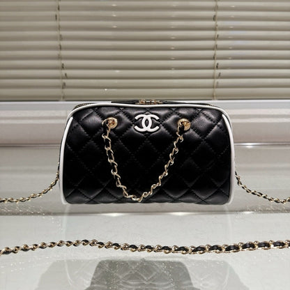 CHANEL CLUTCH WITH CHAIN BLACK AND WHITE 18CM