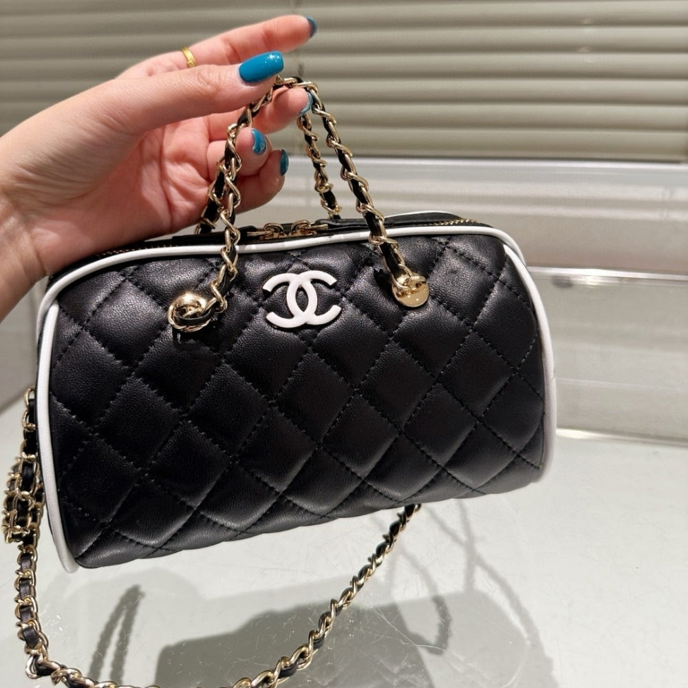 CHANEL CLUTCH WITH CHAIN BLACK AND WHITE 18CM