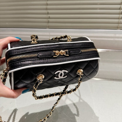 CHANEL CLUTCH WITH CHAIN BLACK AND WHITE 18CM