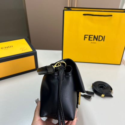 FENDI MAMMA BAGUETTE MEDIUM BLACK 18CM 8BS105ABVEF0KUR