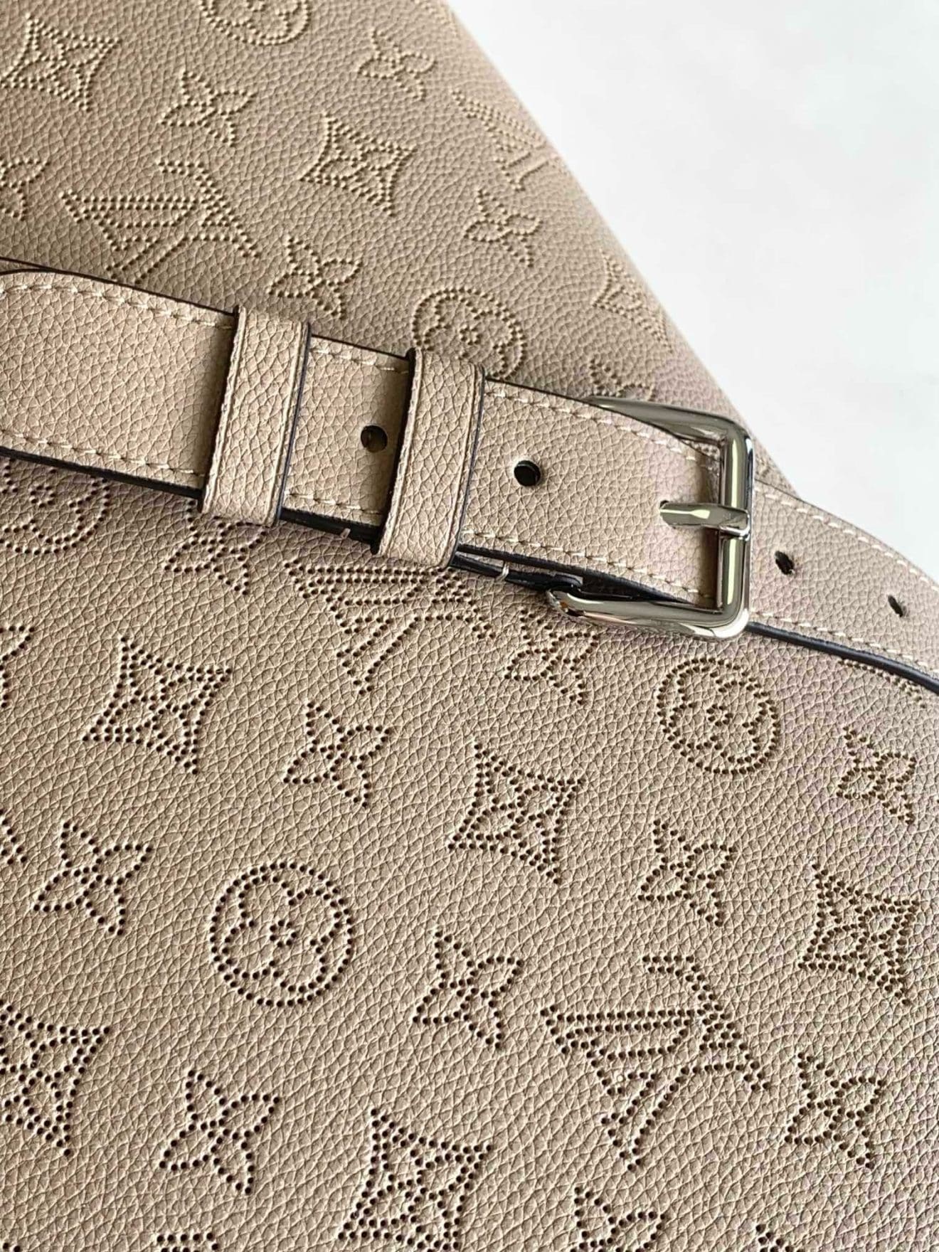 Louis Vuitton M24133 Medium HAND IT ALL