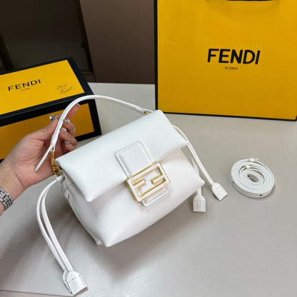 FENDI MAMMA BAGUETTE MEDIUM WHITE 18CM  8BS105ABVEF0K7E