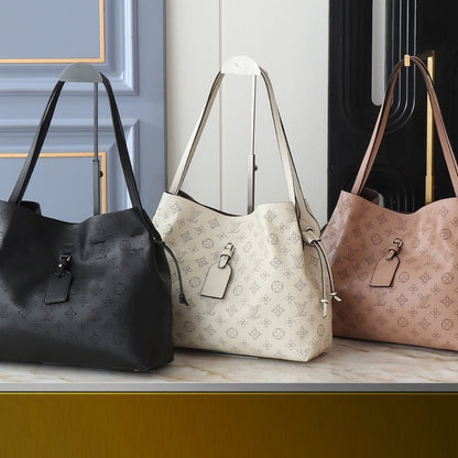 LOUIS VUITTON BOUNDLESS BAG BLACK 16CM M13179