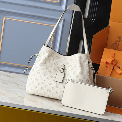 LOUIS VUITTON BOUNDLESS BAG WHITE 16CM