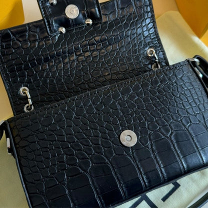 FENDI BAGUETTE WITH FF CLASP BLACK 18CM 8BR600ANWRF1CFJ
