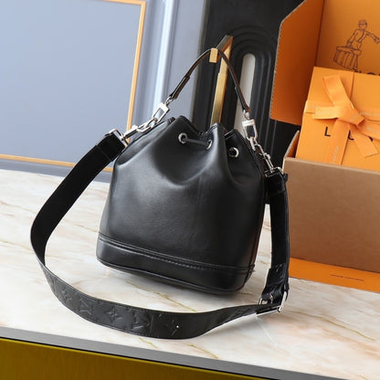 LOUIS VUITTON NOÉ CARGO BLACK 24CM M13985