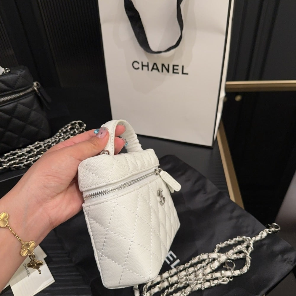 CHANEL 25C MATELASSE VANITY BLACK 19CM